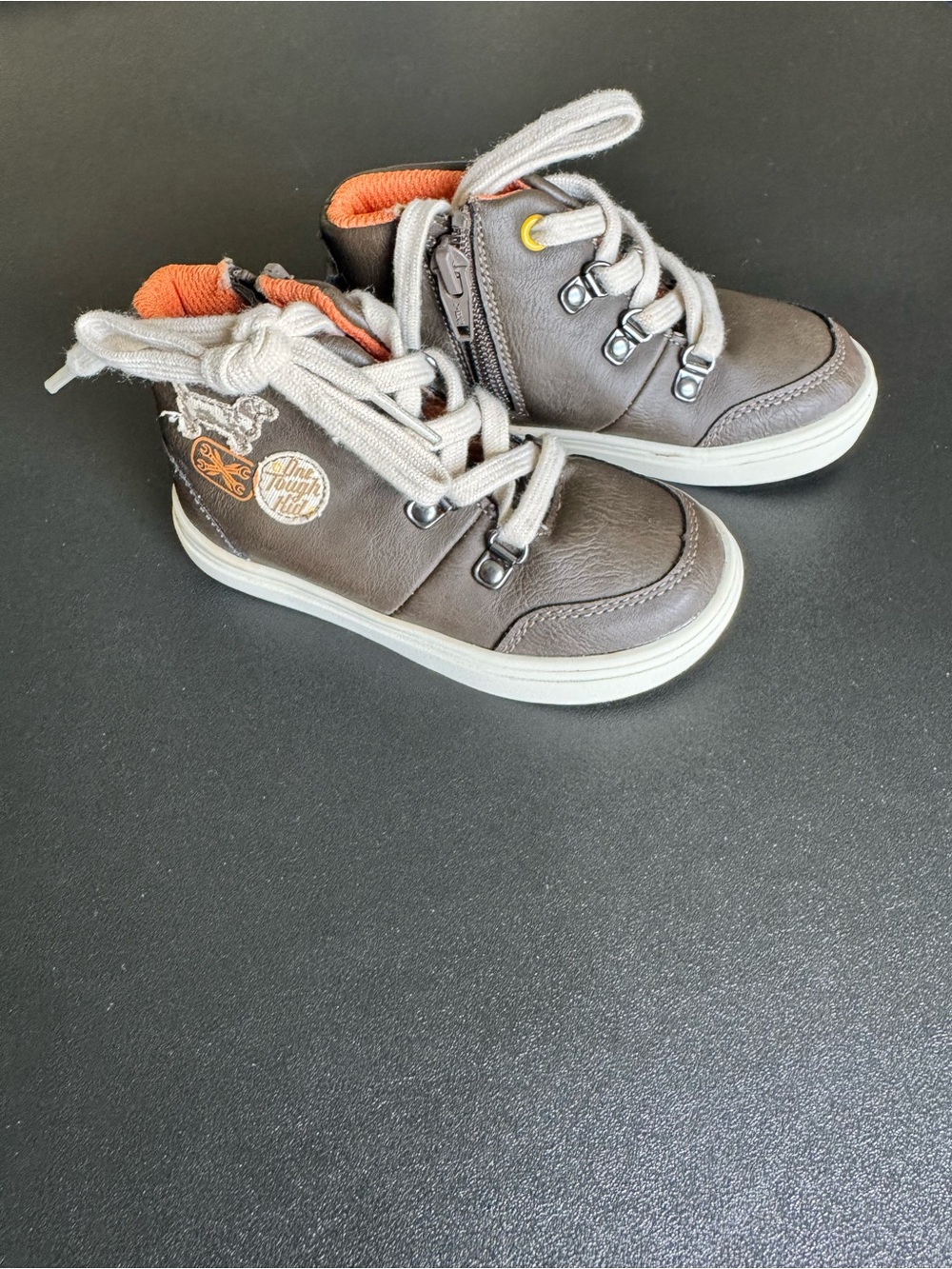 ✨BOYS | GENUINE KIDS BY OSHKOSH HIGH TOP SNEAKERS - 7C✨
